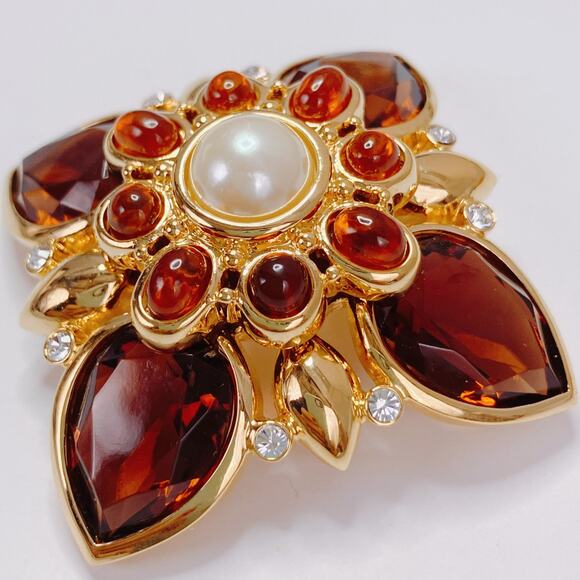 VTG Signed Joan Rivers Gold Tone Amber Resin Faux Pearl Floral Radiant Brooch - Picture 3 of 12